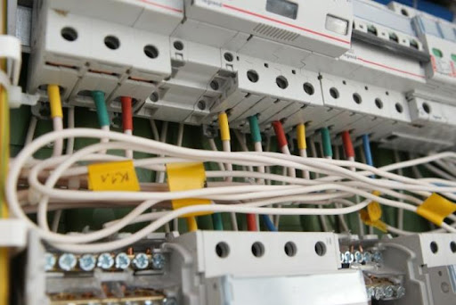 Электрооборудование: что это такое и как правильно выбрать надежные решения для дома и бизнеса