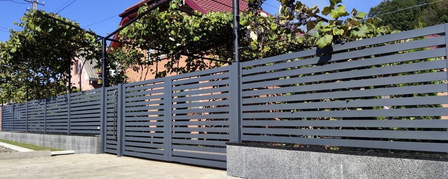 Забор-ранчо из металла: крутая ограда, которая выглядит дорого и служит годами