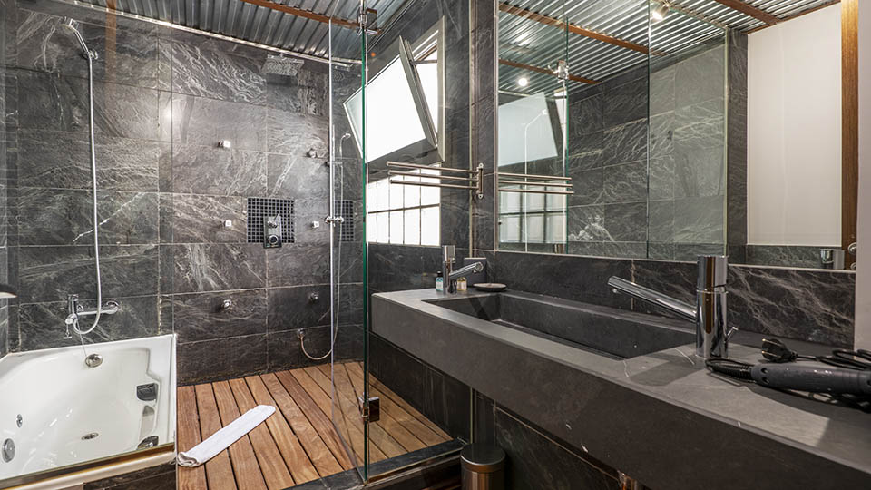 Стеклянные перегородки в ванную: современный взгляд на пространство и комфорт