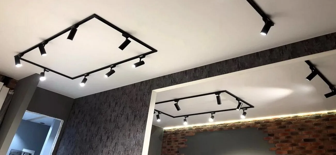 Натяжные потолки — технологии, дизайн с трековым освещением для современного интерьера