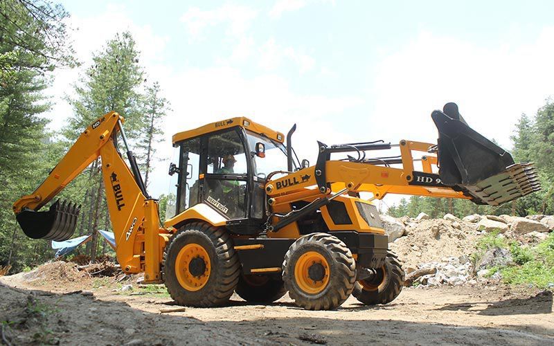 Екскаватори-навантажувачі BULL: універсальне рішення для будівництва