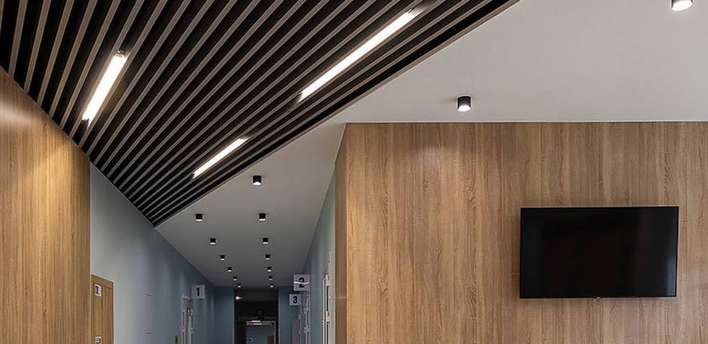 Подвесной потолок и дизайнерская отделка стен из кубообразной рейки