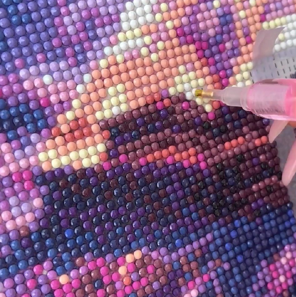 Технологія вічного сяйва: як хімічний склад стразів та якість полотна визначають термін життя алмазної мозаїки